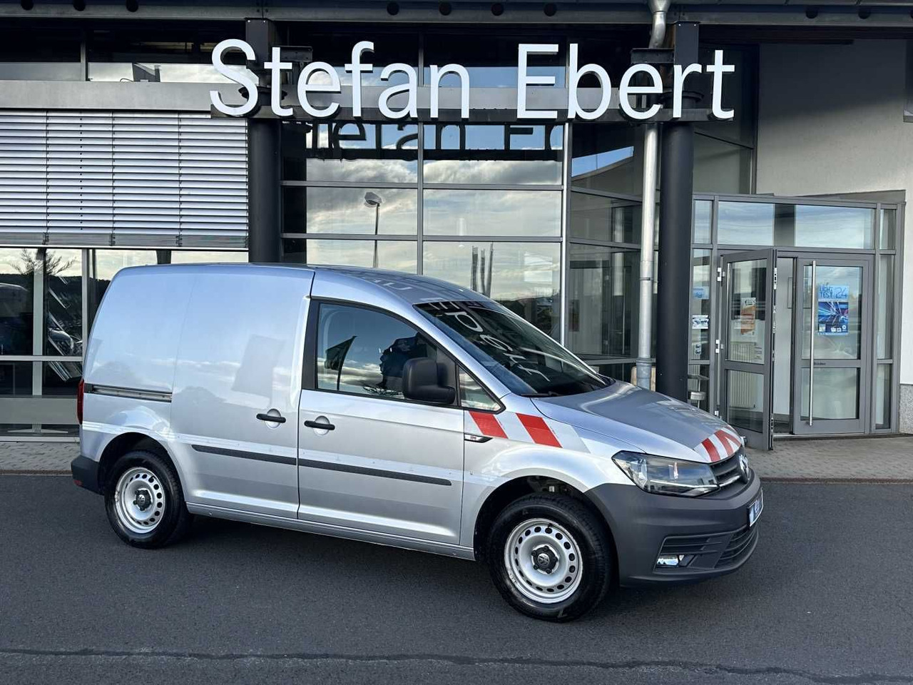 Volkswagen Caddy 1.6 TDI Klima Navi 8Räder Trennwand klappb - Furgoneta pequeña: foto 1 Volkswagen Caddy 1.6 TDI Klima Navi 8Räder Trennwand klappb - Furgoneta pequeña: foto 1