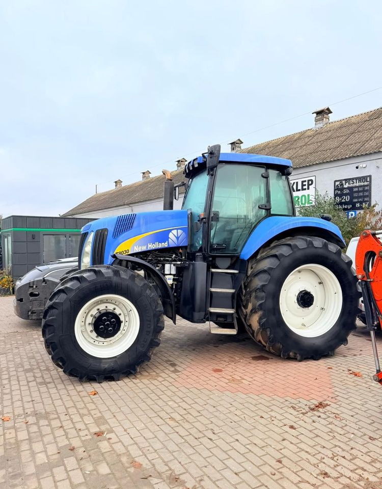 New Holland T8030 - Tractor: foto 5 New Holland T8030 - Tractor: foto 5