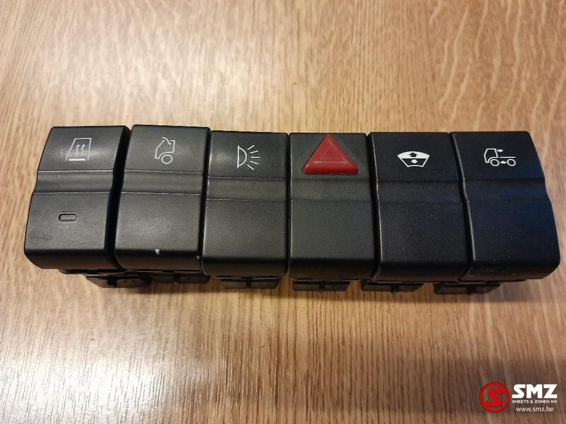 Iveco Occ set van 6 schakelaars instrumentenpaneel Iveco - Salpicadero para Camión: foto 1 Iveco Occ set van 6 schakelaars instrumentenpaneel Iveco - Salpicadero para Camión: foto 1