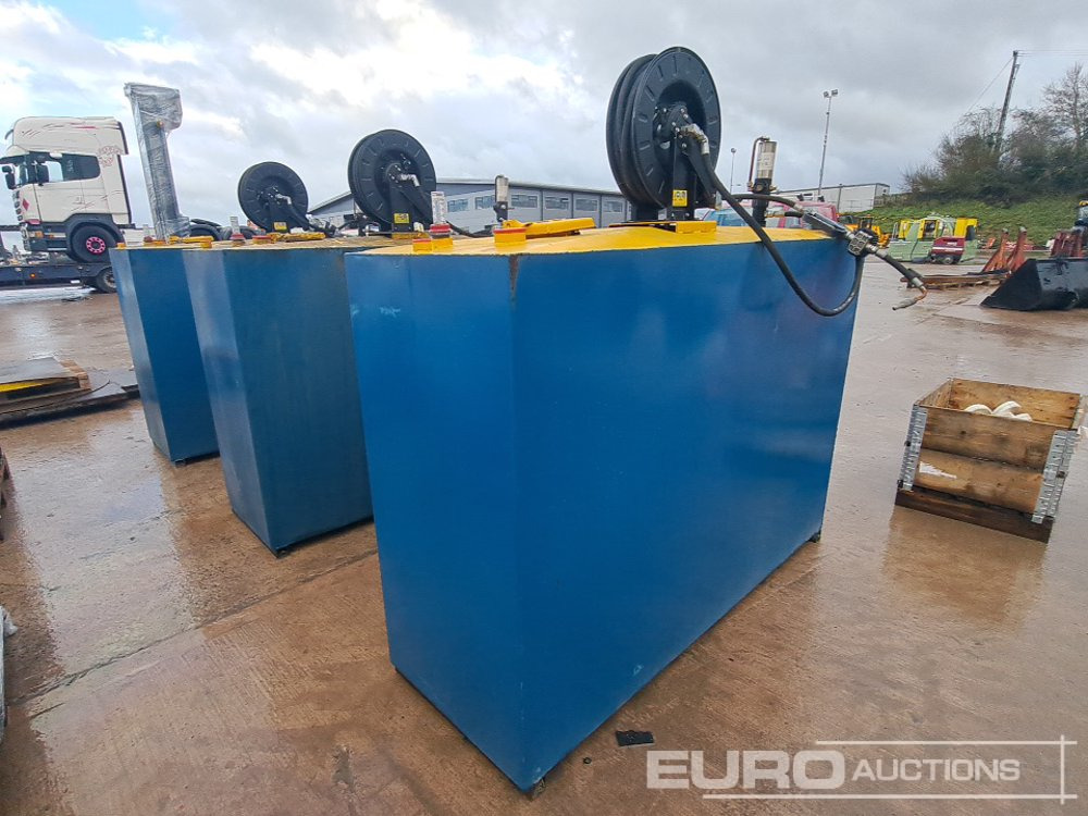 Steel Tank, Retractable Hose (3 of) - Tanque de almacenamiento: foto 2 Steel Tank, Retractable Hose (3 of) - Tanque de almacenamiento: foto 2