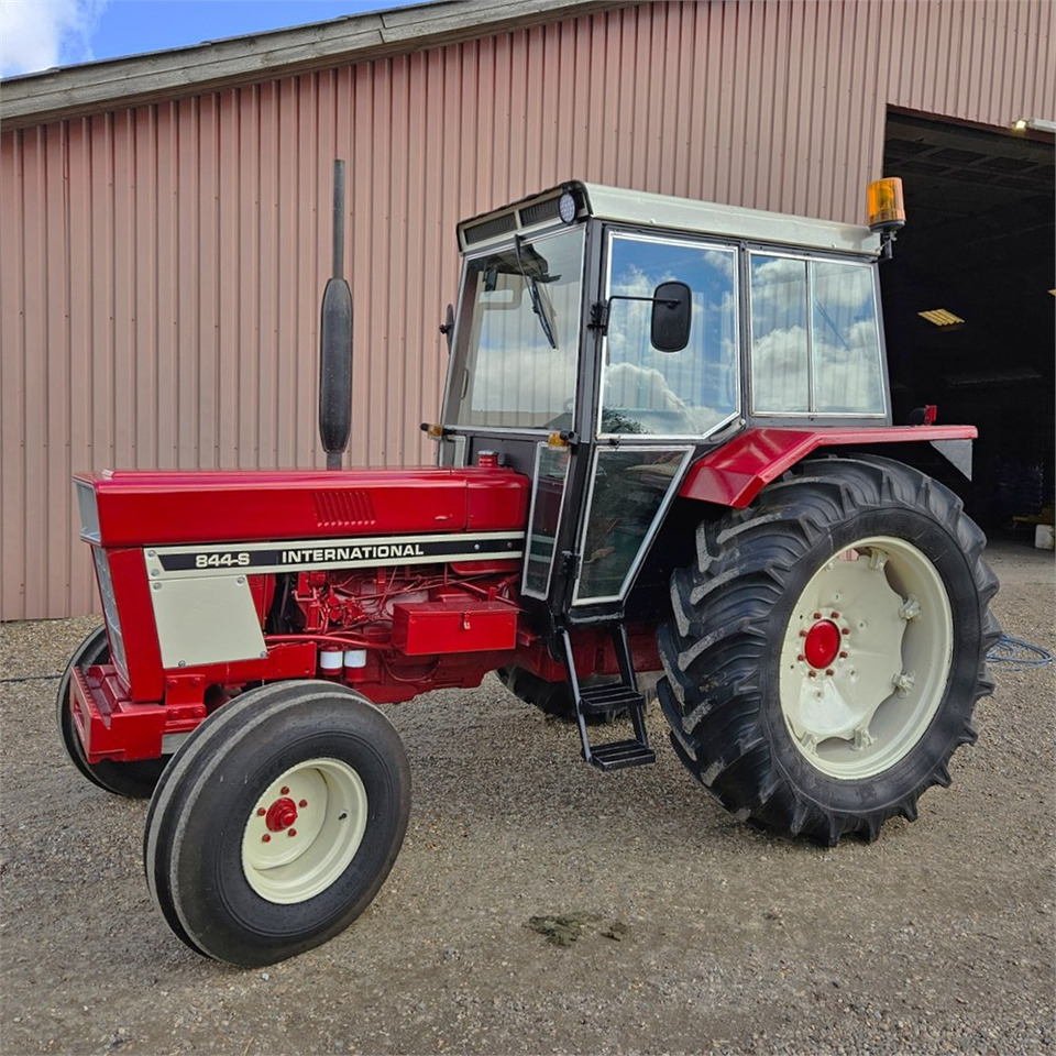 IH 844 S - Tractor: foto 1 IH 844 S - Tractor: foto 1