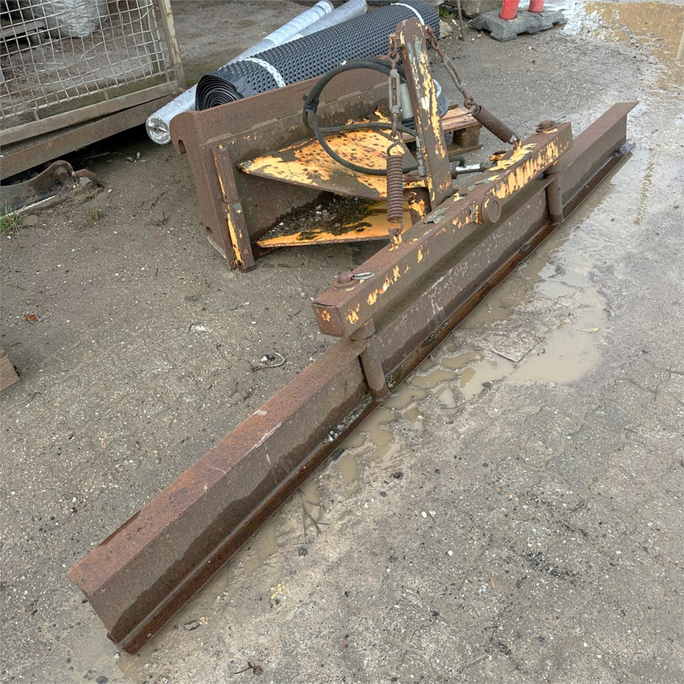 ABC Afretter / vibrator - Implemento para Maquinaria de construcción: foto 1 ABC Afretter / vibrator - Implemento para Maquinaria de construcción: foto 1