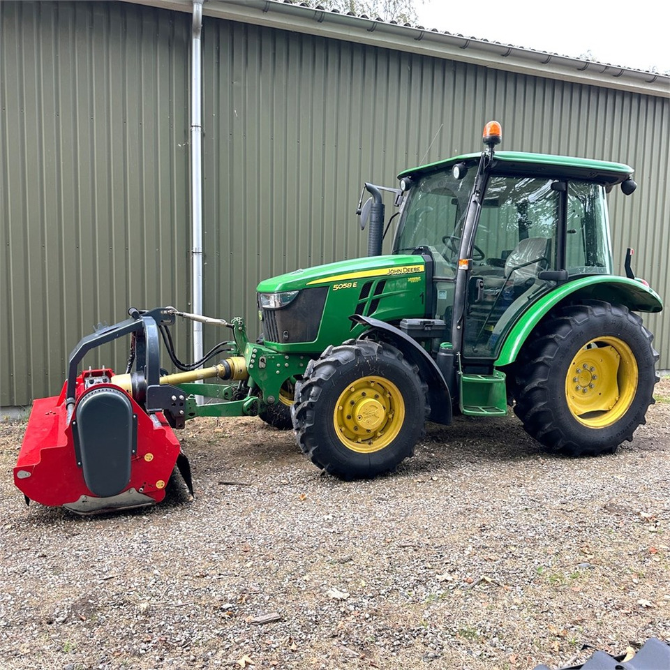 John Deere 5058 E - Tractor: foto 1 John Deere 5058 E - Tractor: foto 1
