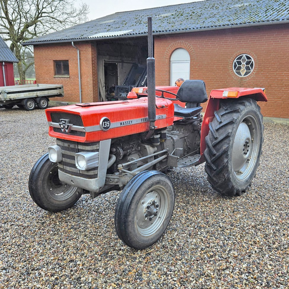 Massey Ferguson 135 - Tractor: foto 1 Massey Ferguson 135 - Tractor: foto 1