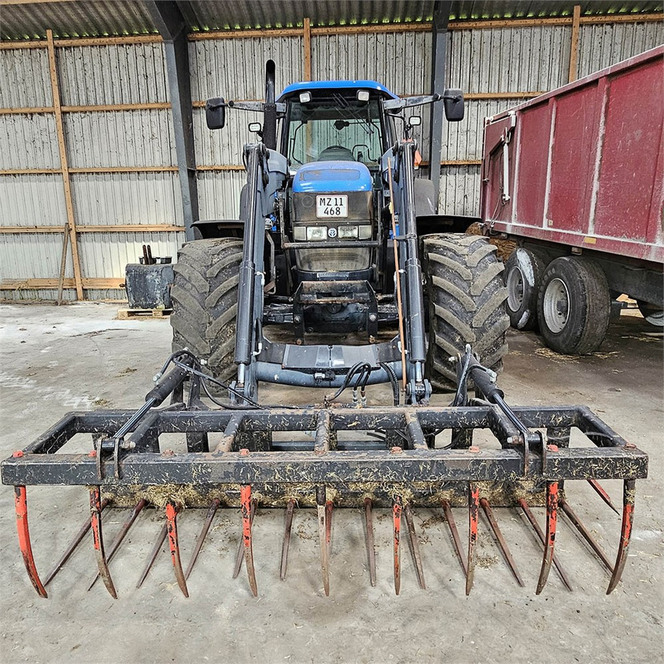 New Holland TM 190 4WD - Tractor: foto 2 New Holland TM 190 4WD - Tractor: foto 2