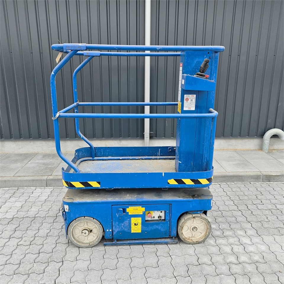 UpRight TM12 - Plataforma de mástil vertical: foto 1 UpRight TM12 - Plataforma de mástil vertical: foto 1