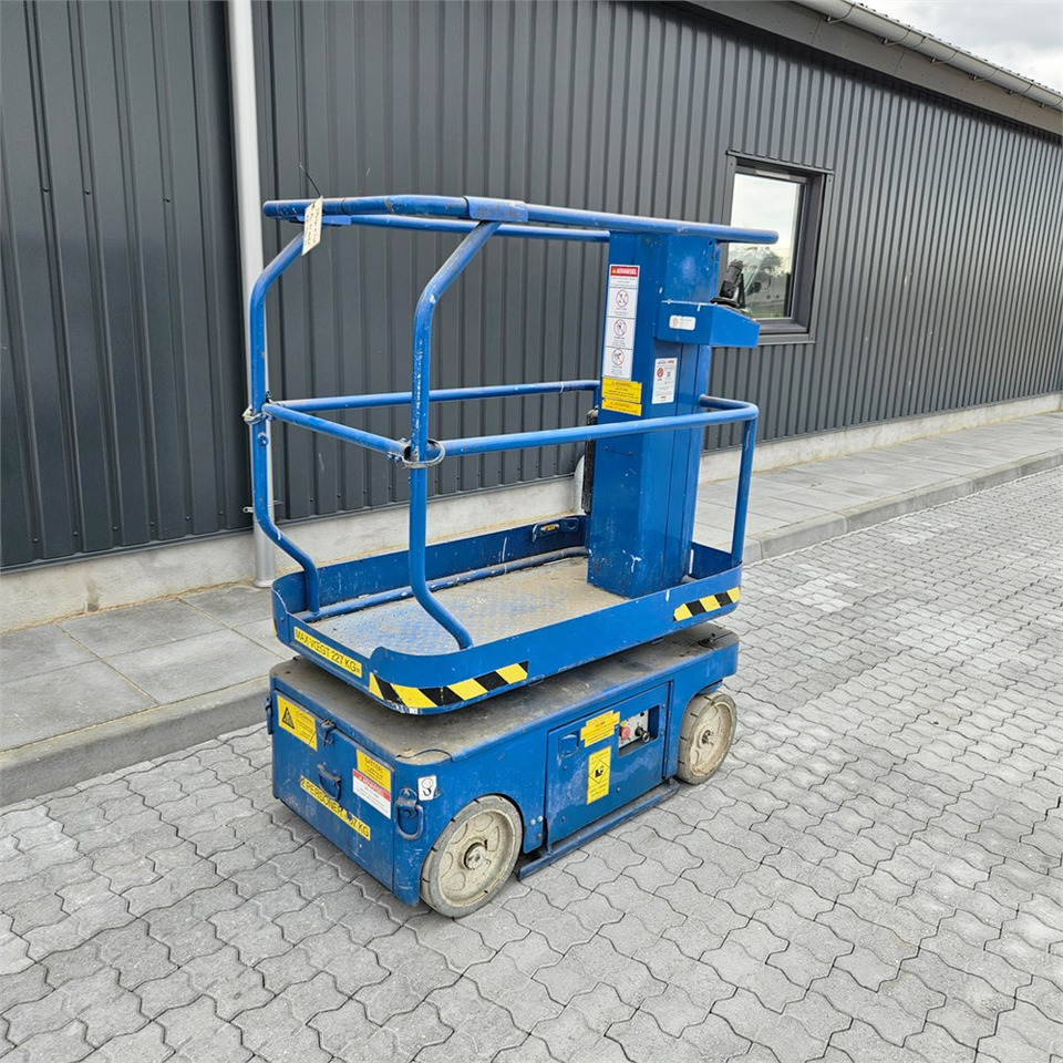 UpRight TM12 - Plataforma de mástil vertical: foto 3 UpRight TM12 - Plataforma de mástil vertical: foto 3