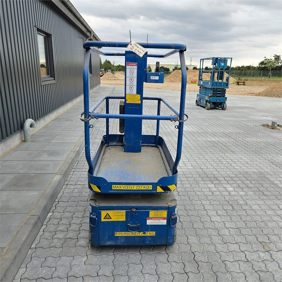 UpRight TM12 - Plataforma de mástil vertical: foto 4 UpRight TM12 - Plataforma de mástil vertical: foto 4