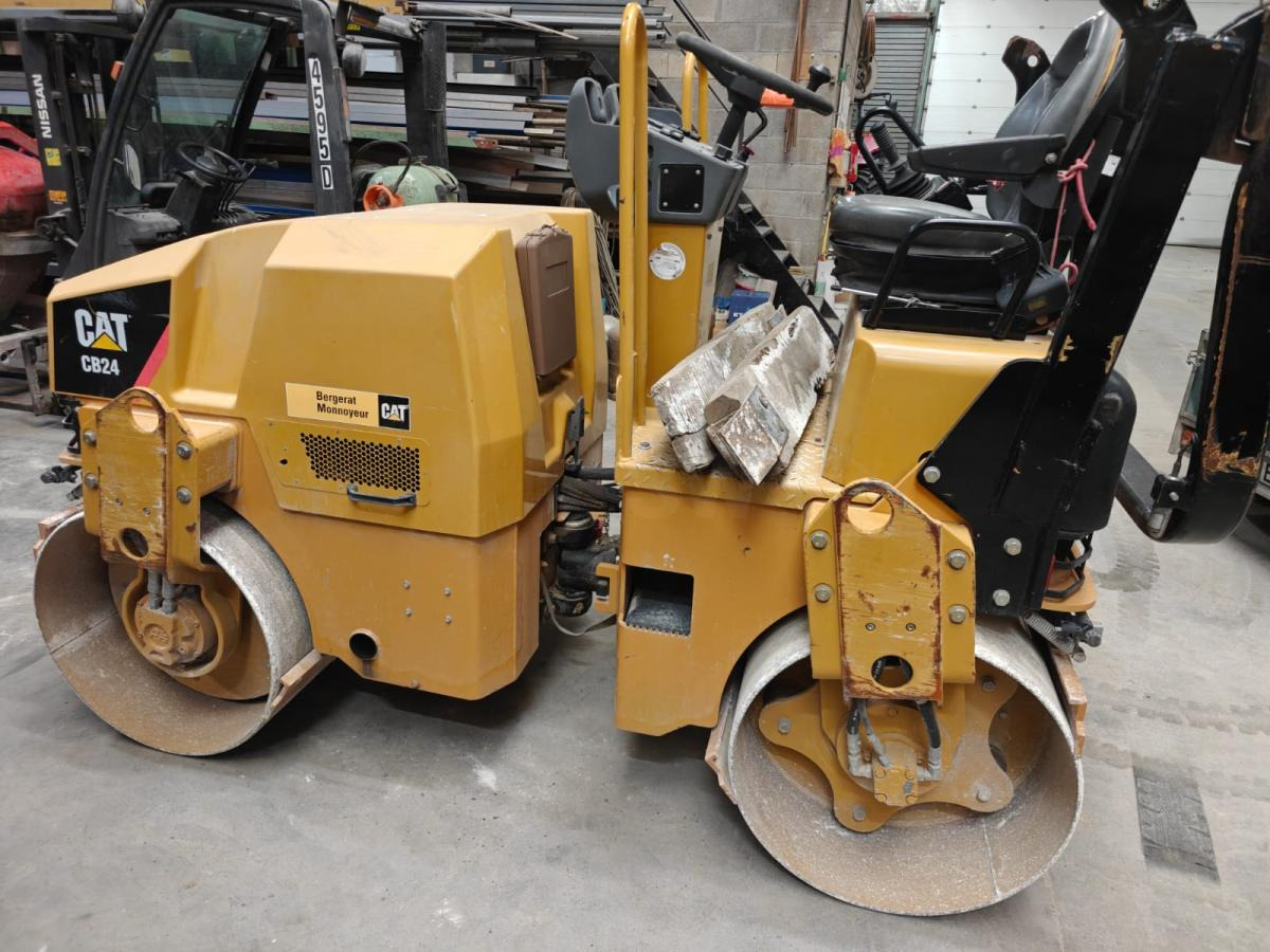 Caterpillar CB24 - Compactador mixto: foto 2 Caterpillar CB24 - Compactador mixto: foto 2