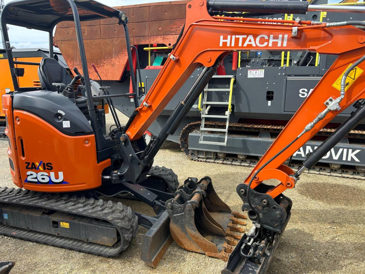 HITACHI ZX26U-6 - Excavadora de cadenas: foto 2 HITACHI ZX26U-6 - Excavadora de cadenas: foto 2