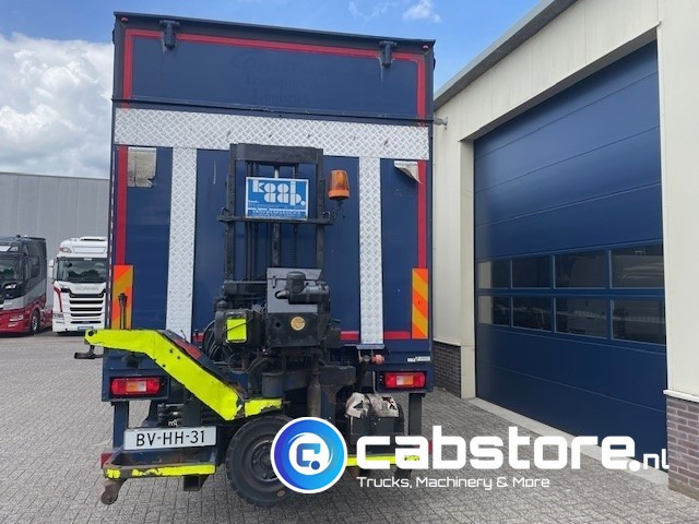 Volvo FM9 4X2R FAL9.0 RAD-A4 Volvo FM300 4x2 Euro 5 bakwagen - Schuifzeilen - Laadklep 2000 kg - Bouwjaar 2008 - Kooi-Aap heftruck - Furgoneta caja cerrada: foto 4 Volvo FM9 4X2R FAL9.0 RAD-A4 Volvo FM300 4x2 Euro 5 bakwagen - Schuifzeilen - Laadklep 2000 kg - Bouwjaar 2008 - Kooi-Aap heftruck - Furgoneta caja cerrada: foto 4