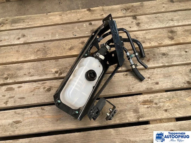 MAN 81.22008-000 – MAN 36.22008-6058 – Scania 2440052 – Expansion tank - Motor y piezas para Camión: foto 2 MAN 81.22008-000 – MAN 36.22008-6058 – Scania 2440052 – Expansion tank - Motor y piezas para Camión: foto 2