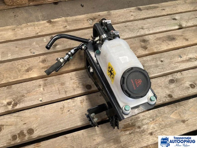 MAN 81.22008-000 – MAN 36.22008-6058 – Scania 2440052 – Expansion tank - Motor y piezas para Camión: foto 1 MAN 81.22008-000 – MAN 36.22008-6058 – Scania 2440052 – Expansion tank - Motor y piezas para Camión: foto 1