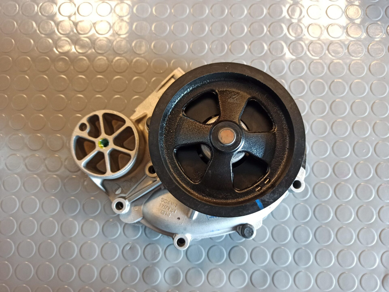 SCANIA COOLANT PUMP - 1787120 - Bomba de refrigerante para Camión: foto 1 SCANIA COOLANT PUMP - 1787120 - Bomba de refrigerante para Camión: foto 1