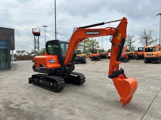 Doosan DX55-9C - Excavadora de cadenas: foto 3 Doosan DX55-9C - Excavadora de cadenas: foto 3