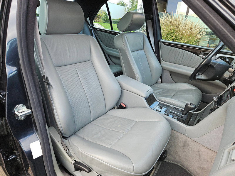 Sedan Mercedes-Benz E-Klasse (W210) _ 300 D Automatic: foto 14