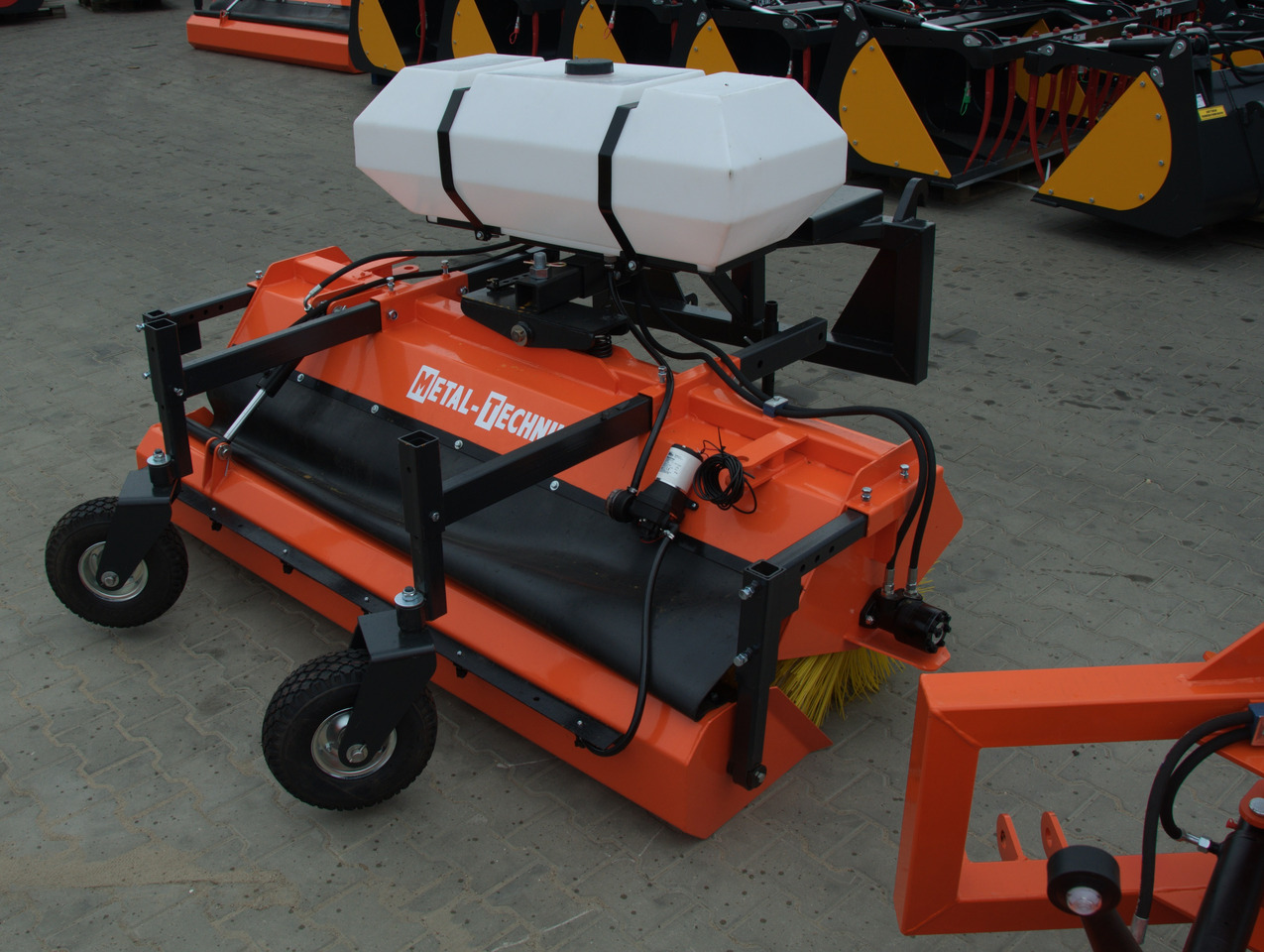 Metal-Technik Zamiatarka 1400 mm / Kehrmaschine 1400 mm/Sweeper 1400 mm/ Подметальная машина 1400 мм - Barredora cucharón: foto 4 Metal-Technik Zamiatarka 1400 mm / Kehrmaschine 1400 mm/Sweeper 1400 mm/ Подметальная машина 1400 мм - Barredora cucharón: foto 4
