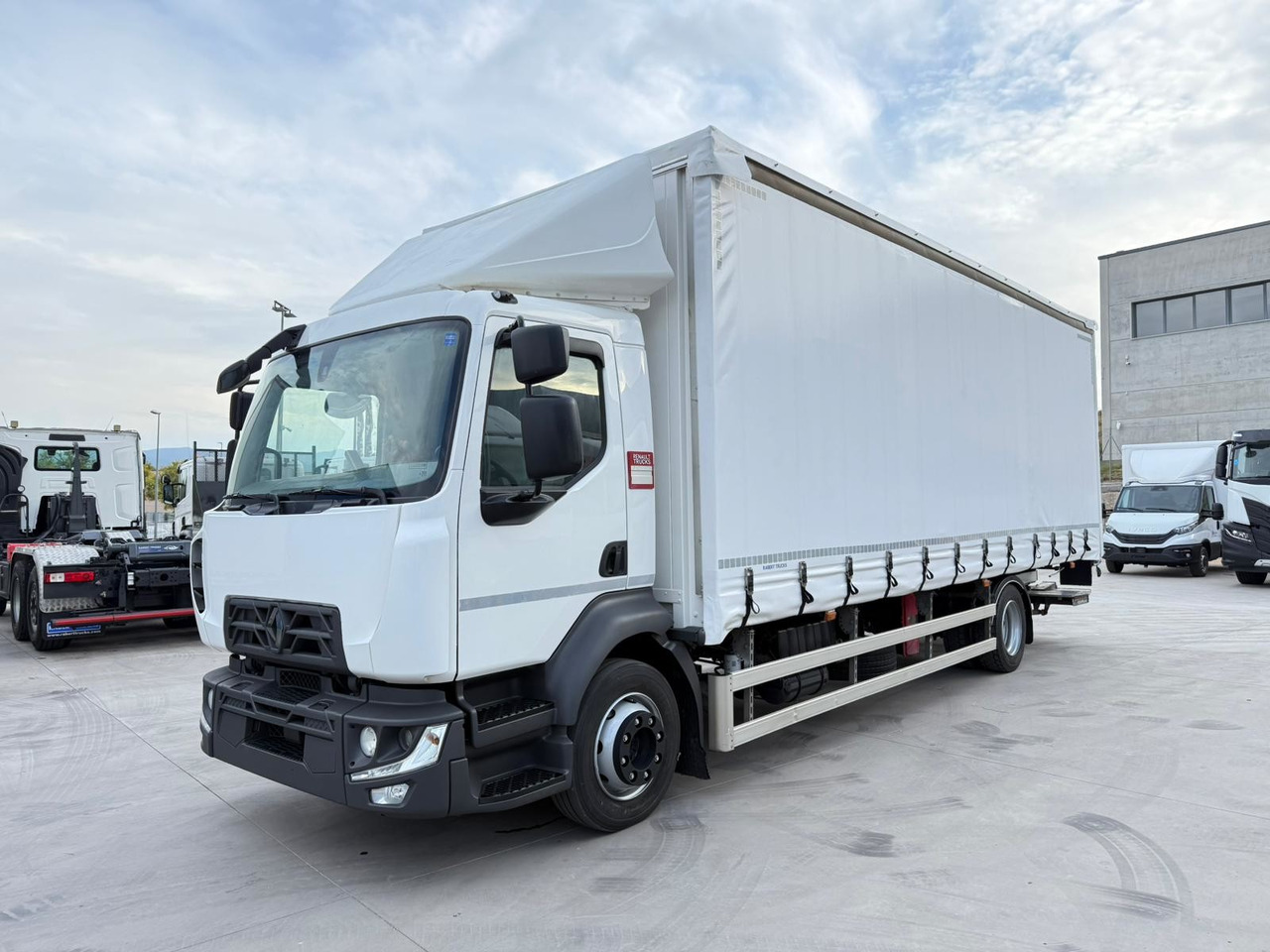 RENAULT D12.240 E6 (Tauliner) - Camión lona: foto 1 RENAULT D12.240 E6 (Tauliner) - Camión lona: foto 1