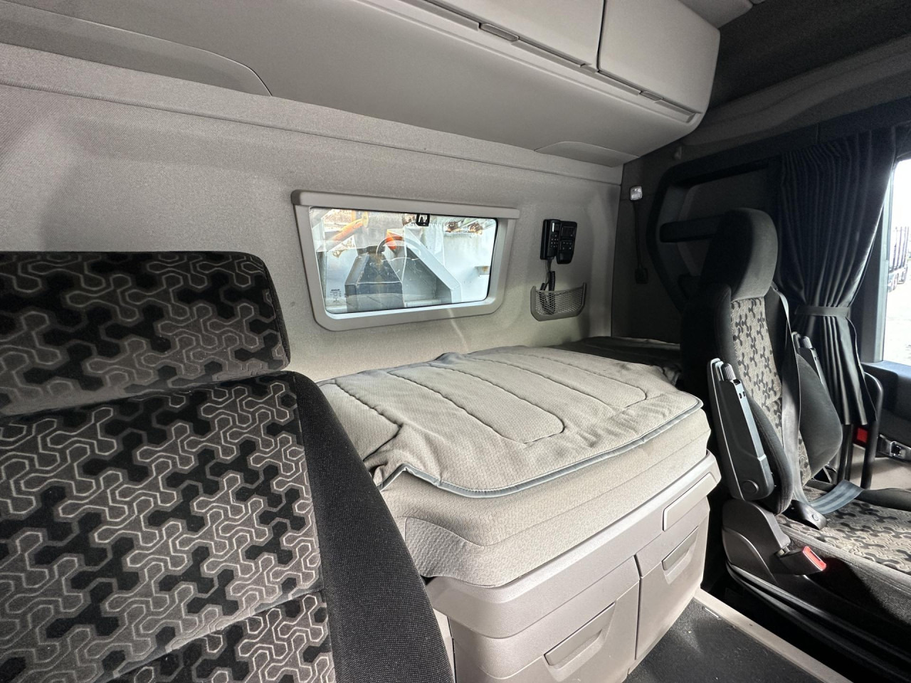 SCANIA R 450 B6x4HA - Camión portacontenedore/ Intercambiable: foto 4 SCANIA R 450 B6x4HA - Camión portacontenedore/ Intercambiable: foto 4