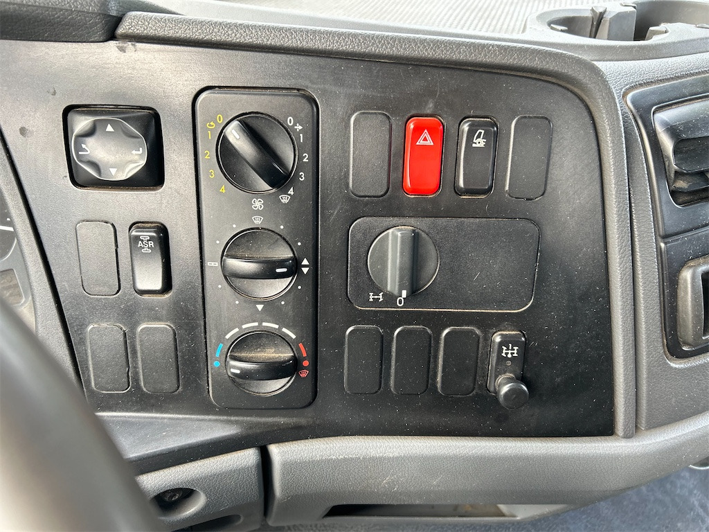 Camión caja abierta Mercedes Atego 818 (2005): foto 42