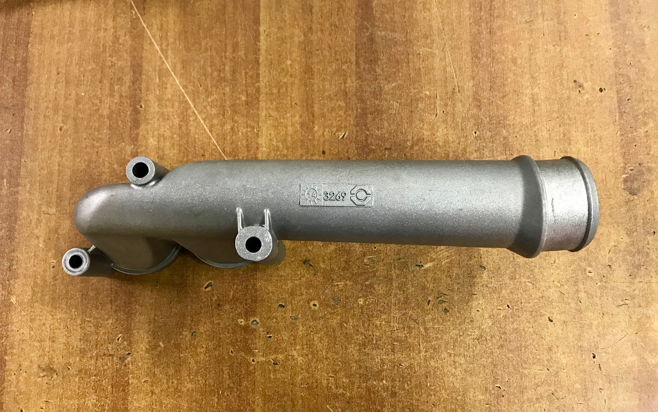 GOMITO LIQUIDO RAFFREDDAMENTO SU SCATOLA TERMOSTATO PER MOTORI MAN D2066 - D2676 - Sistema de refrigeración para Camión: foto 2 GOMITO LIQUIDO RAFFREDDAMENTO SU SCATOLA TERMOSTATO PER MOTORI MAN D2066 - D2676 - Sistema de refrigeración para Camión: foto 2